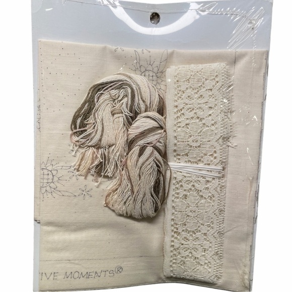 VTG Creative Moments Floral Border Candlewick Kit Lace Edged Pillow Needlepoint - Picture 5 of 7